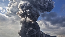 Indonesia sơ tán gấp hàng ngàn người vì núi lửa chuẩn bị phun trào