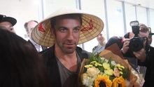 Del Piero rạng rỡ cùng nón lá Việt Nam