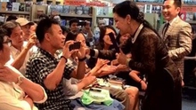 CHÙM ẢNH: Khánh Ly đưa mic cho khán giả hát "Huế, Sài Gòn, Hà Nội"