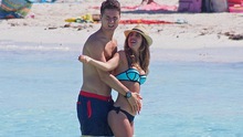 Ander Herrera vui vẻ bên bạn gái xinh đẹp trên bãi biển