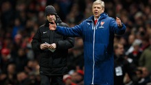 HLV Arsene Wenger thay chiếc áo khoác trứ danh bằng một áo phông sặc sỡ