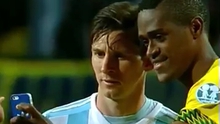 Bị loại sớm, cầu thủ Jamaica vẫn sung sướng vì được chụp selfie với Messi