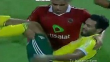Nằm vạ câu giờ, cầu thủ Ai Cập bị đối thủ bế ra ngoài sân