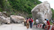 Cơn bão số 1: Tảng đá chục tấn 'treo' trên đầu dân xã An Sơn, Hải Phòng