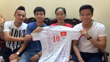 Công Phượng, Ngọc Hải, Huy Toàn tặng áo đấu cho cựu VĐV Vũ Bích Hường