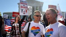 Mỹ thông qua việc kết hôn đồng giới: Làng giải trí vỗ tay, giới tôn giáo giậm chân phản đối
