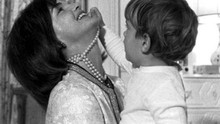Đấu giá váy bầu và bộ ảnh chưa hề được công bố của Jacqueline Kennedy