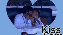 Andrea Pirlo hôn vợ say đắm khi xem bóng đá ở Mỹ