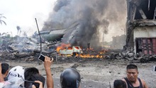 30 người chết thảm vì máy bay quân sự rơi xuống khu dân cư ở Indonesia