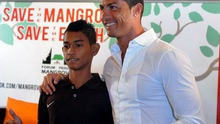 Sống sót sau đại họa sóng thần, cậu bé Indonesia gây ấn tượng mạnh với Cristiano Ronaldo