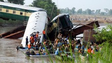 VIDEO: Tàu hỏa rơi xuống kênh đào, gần 120 người thương vong