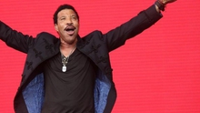 Lionel Richie dẫn đầu BXH âm nhạc Anh sau 23 năm bằng... album cũ