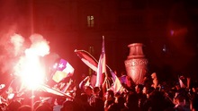 CHÙM ẢNH: Người Chile bắn pháo hoa, đổ ra đường ăn mừng danh hiệu lịch sử