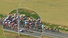 CHÙM ẢNH: Tai nạn liên hoàn ở Tour de France khiến nhiều tay đua chấn thương nặng