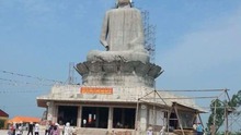 Nhiều người thoát chết khi tượng Phật cao trên 30 mét đổ sập