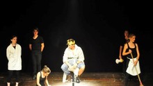 Thư châu Âu: Buổi diễn kịch của lớp cô Uguccioni