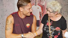 XÚC ĐỘNG bà lão rưng rưng khóc vì được gặp 'Hoàng tử thành Rome' Francesco Totti