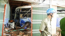 Bình Phước: Xe khách mất lái đâm sập ba ngôi nhà