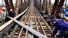 Sửa chữa cầu Long Biên: 'Giấc mơ' cầu đi bộ vẫn còn xa