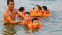 Hồ Linh Đàm trở thành... công viên nước, bất chấp nguy hiểm