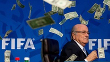 600 đô la TIỀN THẬT ném vào mặt Blatter được trả lại không thiếu một xu