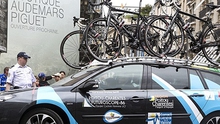 Cảnh sát nổ súng về phía 2 người muốn phá rối chặng cuối cùng Tour de France
