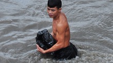 Chuyện lạ trong cơn mưa lụt: Hàng trăm đàn ông, phụ nữ lao xuống sông... mò "ngọc trai đen"