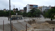 Quảng Ninh: Mưa kéo dài nhưng lượng mưa đã giảm, trung tâm TP Uông Bí ngập sâu