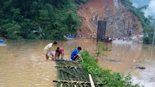 Mưa lụt ở Thanh Hóa: Người dân phải kết bè mảng để đi lại