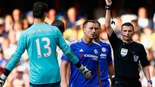 CĐV Arsenal hả hê với việc Courtois dính thẻ đỏ, Chelsea không còn Cech