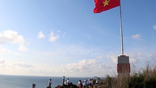 Ngắm cờ Tổ quốc tung bay trên đảo tiền tiêu Phú Quý