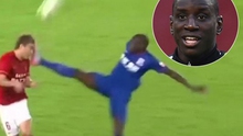 Demba Ba gây sốc với pha kung-fu vào mặt đối phương ở Trung Quốc