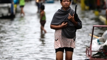 Tàn phá xong Philippines, bão Goni tràn vào miền Nam Nhật Bản