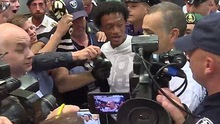 Tifosi Juventus chào đón Cuadrado ở phi trường Malpensa