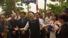 Ca sĩ Trịnh Vĩnh Trinh nghẹn ngào giây phút gắn biển tên phố Trịnh Công Sơn