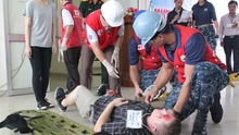 Tàu bệnh viện hải quân Hoa Kỳ diễn tập cứu nạn sóng thần tại Đà Nẵng