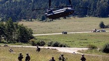 Xem lính NATO bung dù 'phủ kín' bầu trời nước Đức