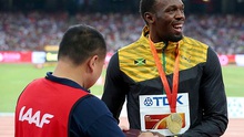 Usain Bolt được cameraman tặng quà