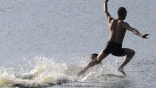 KHÓ TIN: Nhà sư Thiếu lâm lập kỷ lục chạy 125m trên mặt nước