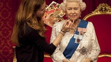 Gắn thêm hàng ngàn viên kim cương vào tượng sáp Nữ hoàng Elizabeth II