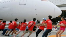 KỲ LẠ: Học sinh Nhật Bản thi kéo co với... Boeing 787