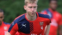 Per Mertesacker gặp tai nạn ôtô