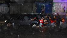 TP.HCM, QL1A: Ngập lụt kinh hoàng, hàng loạt ôtô, xe máy bị thủy kích, chết máy