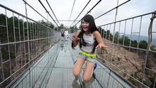 Sợ 'đứng tim' khi đi trên cây cầu bằng kính dài nhất thế giới ở Trung Quốc