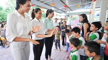 Hoa hậu Hoàn vũ Việt Nam 2015: Tân Hoa hậu, Á hậu... tập bế trẻ con