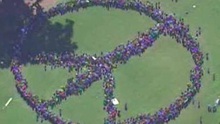 Hàng ngàn người xếp hình hòa bình tôn vinh John Lennon