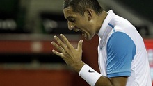 Nick Kyrgios càu nhàu với quay phim, nổi cáu với cô bé nhặt bóng ở Thượng Hải Masters