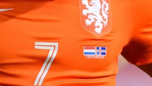 Memphis Depay mặc nhầm áo khi thi đấu cho tuyển Hà Lan
