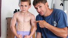 Nước Anh sửng sốt với cậu bé 9 tuổi, cơ bắp cuồn cuộn, hít đất hơn 100 cái