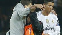 Fan cuồng lao vào sân ôm Ronaldo ở trận PSG - Real Madrid